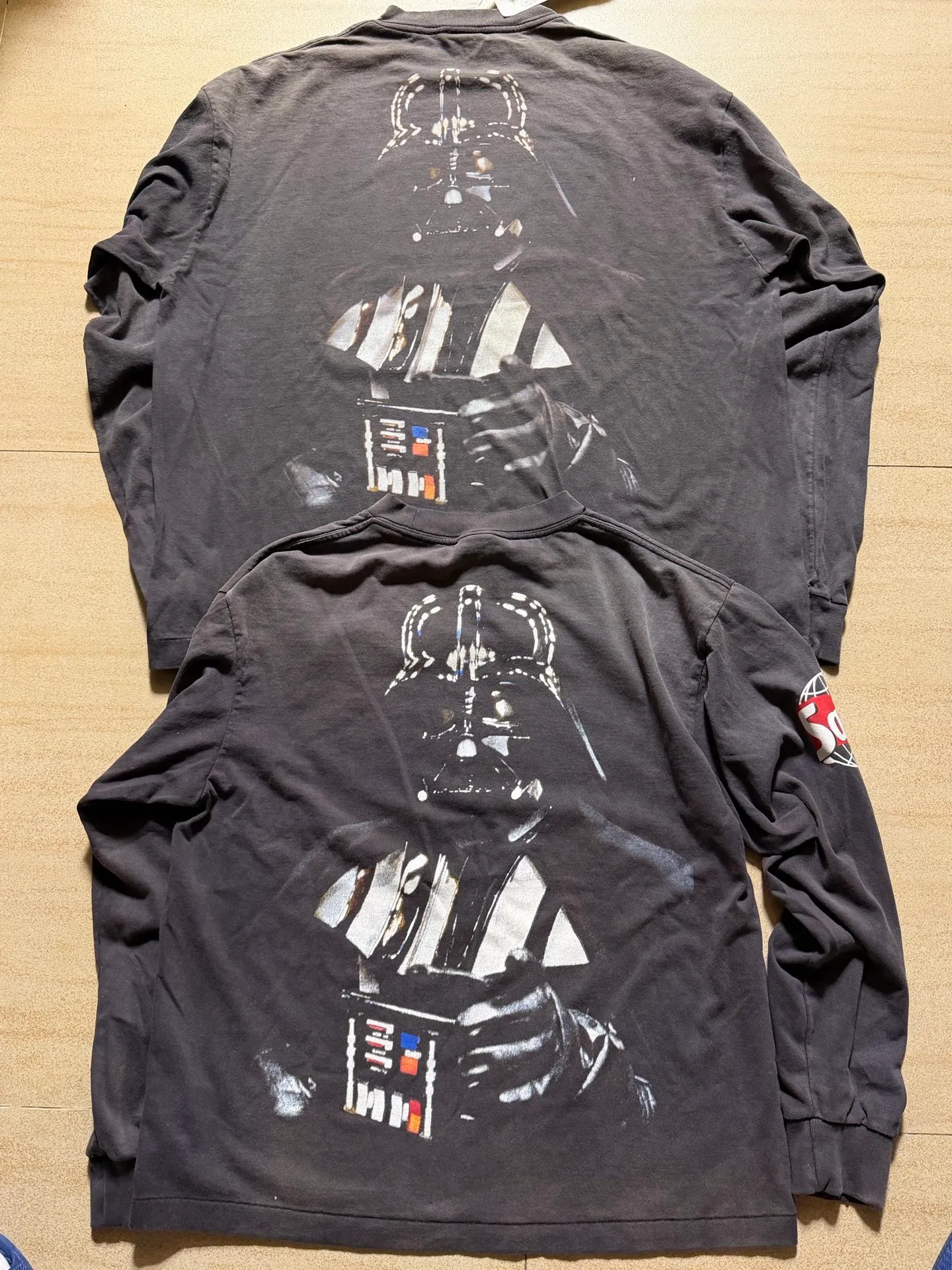 Proofing vs original SAINT Mxxxxxx × STAR WARS SW_LS TEE /DARTHVADER/BLK Star Wars co-branded model Darth Vader/Anakin Skywalker distressed long sleeves washed black S-XL printing from "STAR WARS Episode I/The Phantom Menace" "Anakin Skywalker" impressive poster visuals and the design of "Darth Vader" printed on the back The entire garment is hand-processed with dirt, washed with water, and printed with a distressed feel, which perfectly interprets the artistic specialty of NEW VINTAGE. In addition, the original co-branded main mark/wash mark/little angel anti-counterfeiting mark can be customized. It can be said that every detail of ZP is perfectly reproduced.